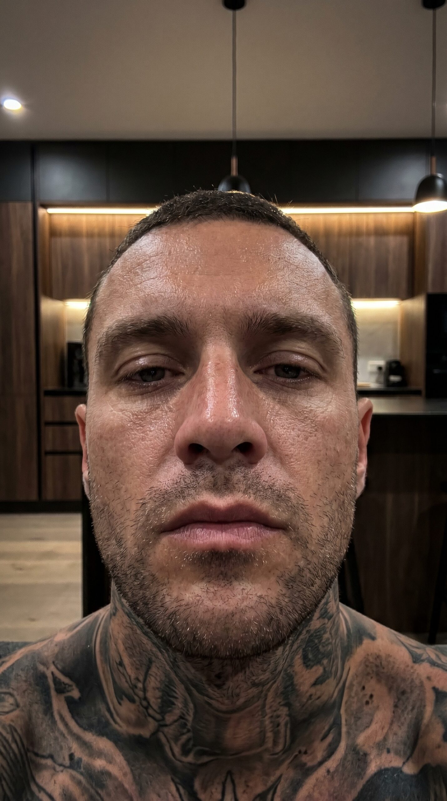 {_meta__{_aspect_ratio___9_16_,_quality___ultra_photorealistic_,_resolution___8k_,_camera___câmera_frontal_do_iPhone_15_202606080631